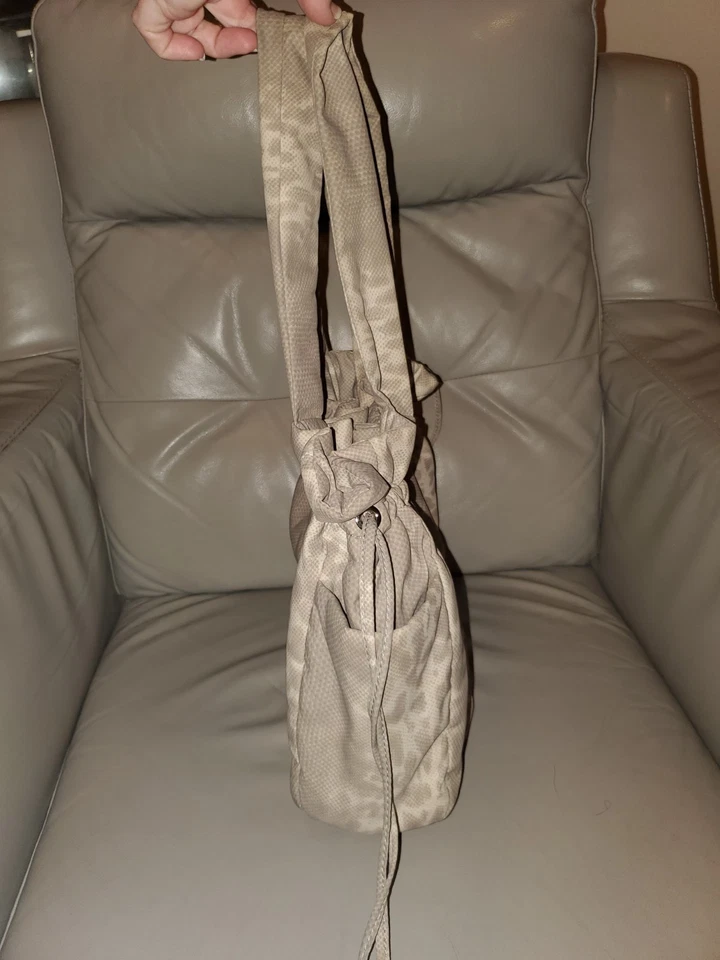 Bolso de Mano Vince Camuto Saira Nylon con Cordón Lavable Estampado Animal Embalable Foto 2 de 4