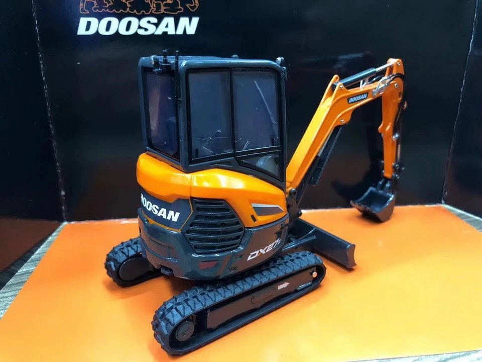 Universal Hobbies 1/25 DOOSAN DX27Z Compact Excavator Diecast Model UH8141 - Image 2 of 4