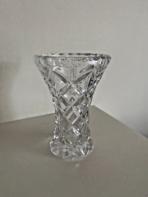 Schöne kleine Blumenvase mit Kristallrand Flötenform abstraktes Muster