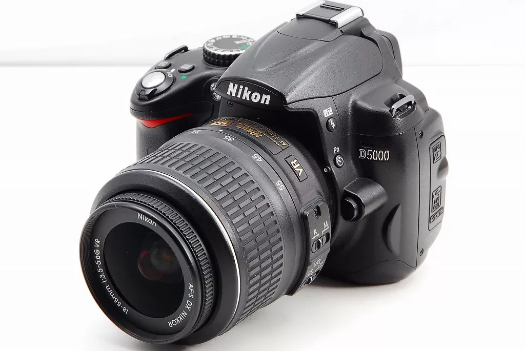 Nikon D5000 12.3MP AF-S Nikkor 18-55mm VR Lens Kit DSLR Digital