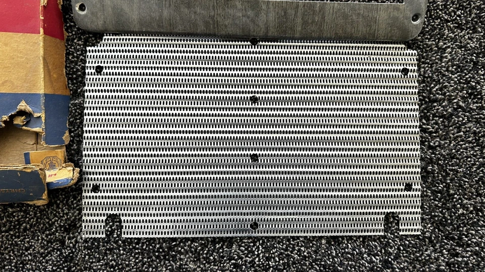 Paquete de rejilla de radio Plymouth Concord Cambridge Cranbrook 1951-1952 1384374 nuevo en stock Foto 3 de 4