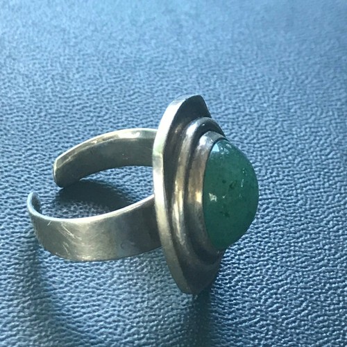 Estate Nonmagnetic Silver w Round Green Domed Stone MODERNIST Adjustable Ring - Picture 2 of 10