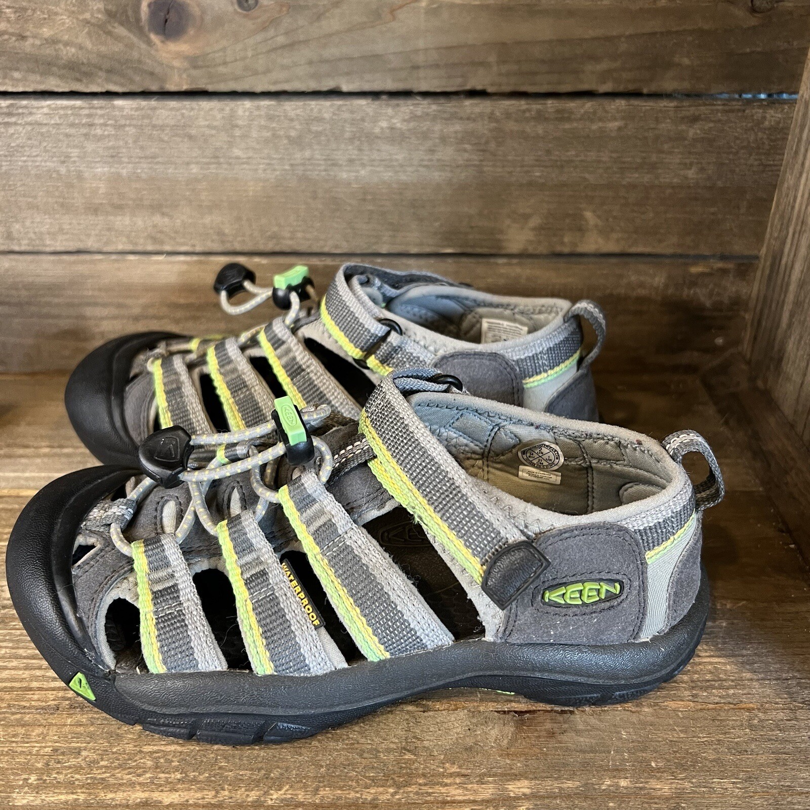 Sandali scarpe grigie impermeabili Keen Newport H2 per bambini grandi taglia 2 Y in ottime condizioni