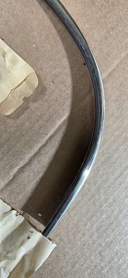 Ford Fairlane 1957 Nos accesorio de ajuste de cejas de faros de acero inoxidable Foto 3 de 4