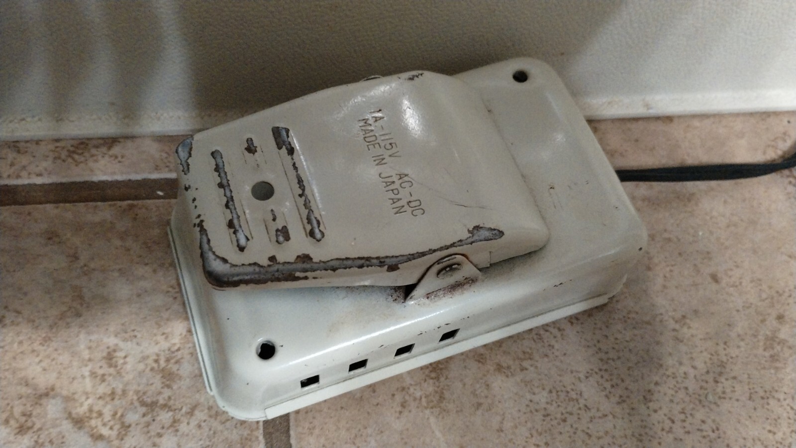 Vintage Turquoise & Cream Universal sewing machine Model KABM with