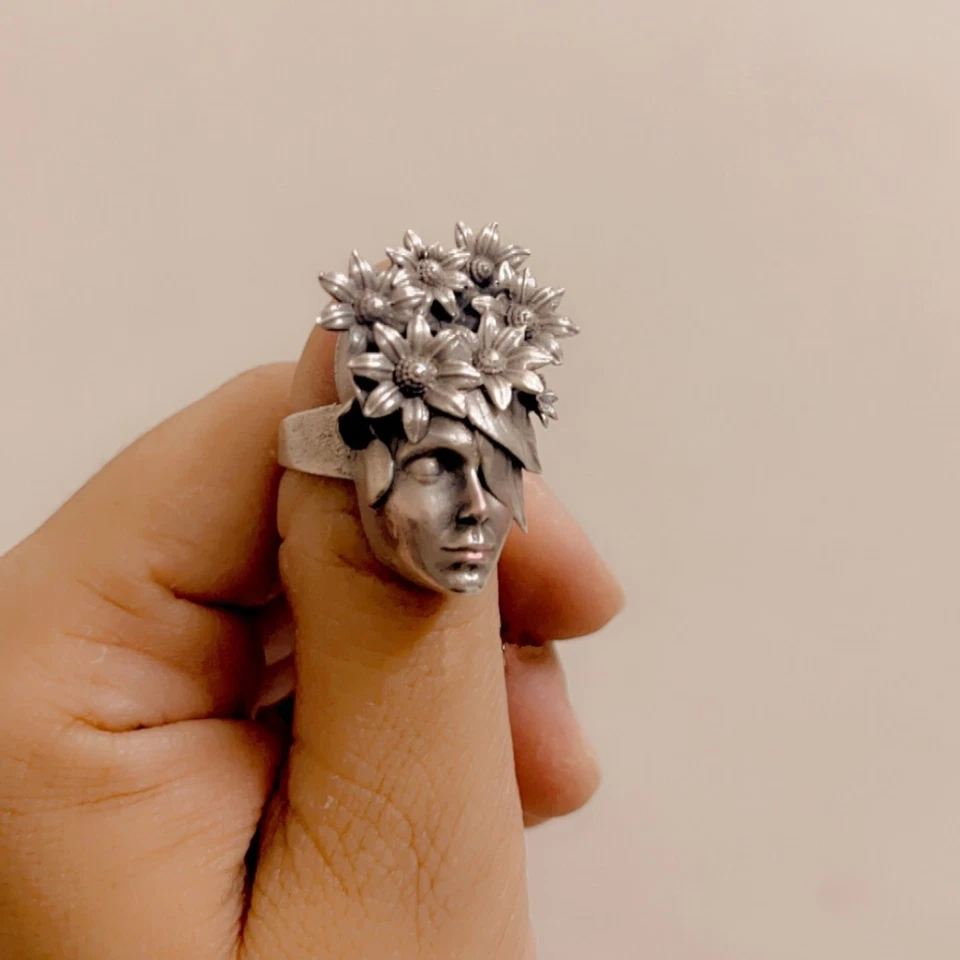 Silver plated oxidized Ring, Goddess Face Adjustable brass Ring Adjustable Size - Imagem 3 de 3
