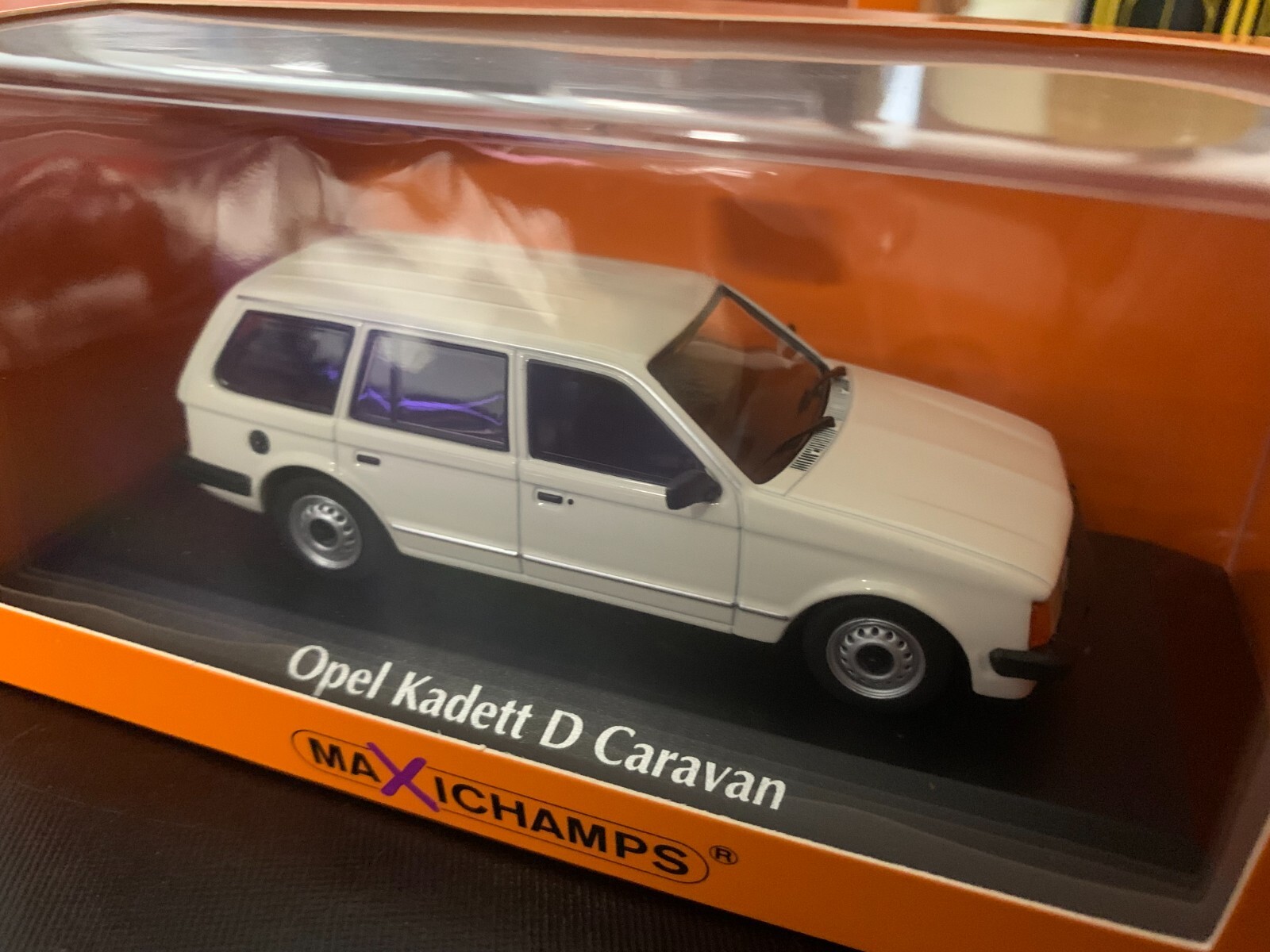 Miniature Opel Kadett D Caravan 1979 blanche 1/43 Maxichamps pour décor de bureau et diorama