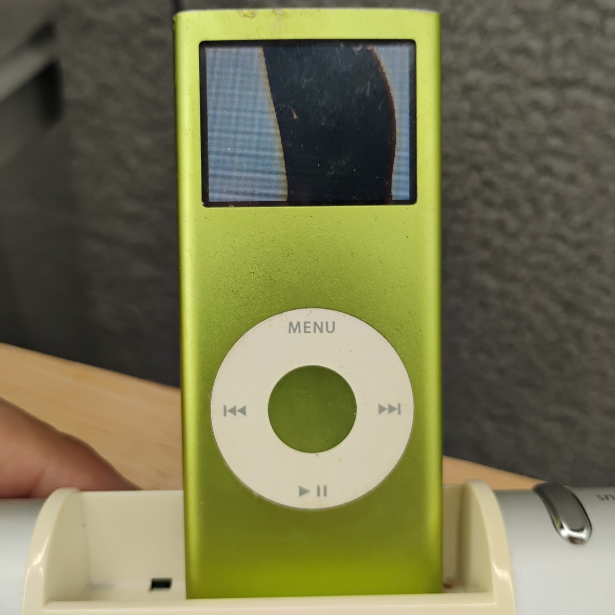Apple iPod Nano 2nd Generation 4GB Green MP3 Music Player A1199 w Apple iPod Nano 2nd Generation 4GB Green MP3 Music Player A1199 w