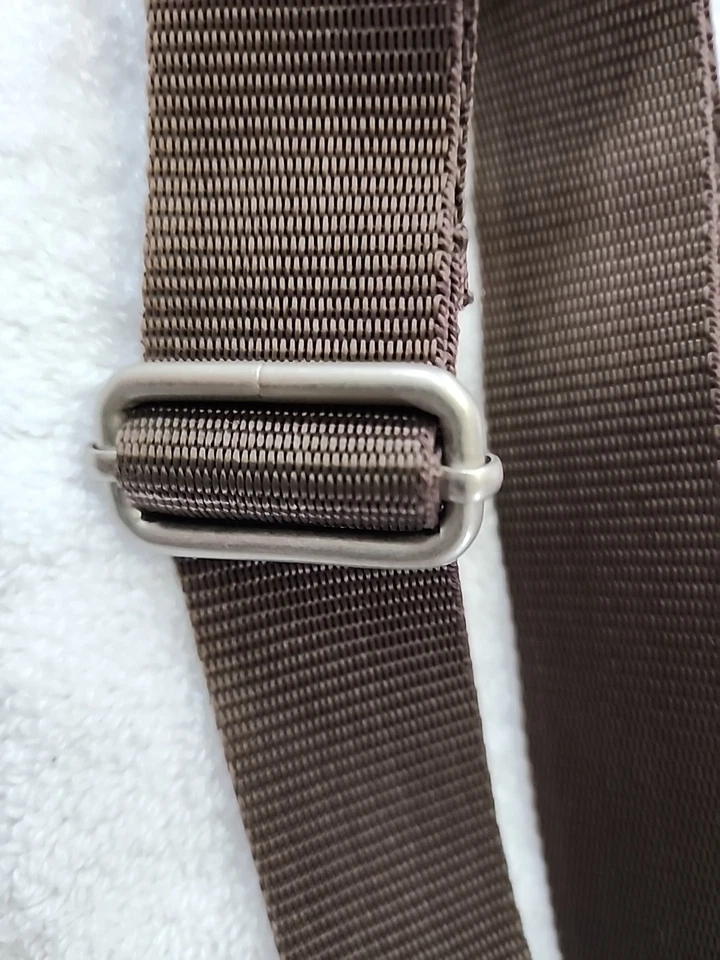 Bandolera Baggallini para mujer marrón marfil floral usada Foto 4 de 4