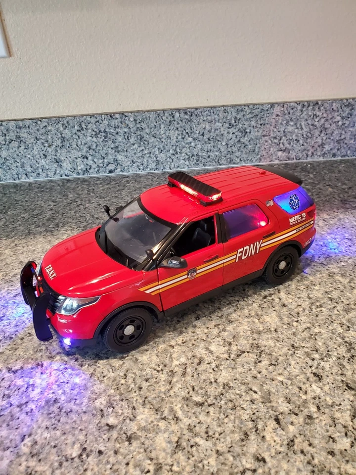 FDNY Emergency Medic Unit - Ford Explorer w/ All Flashing Lights - Image 2 of 4