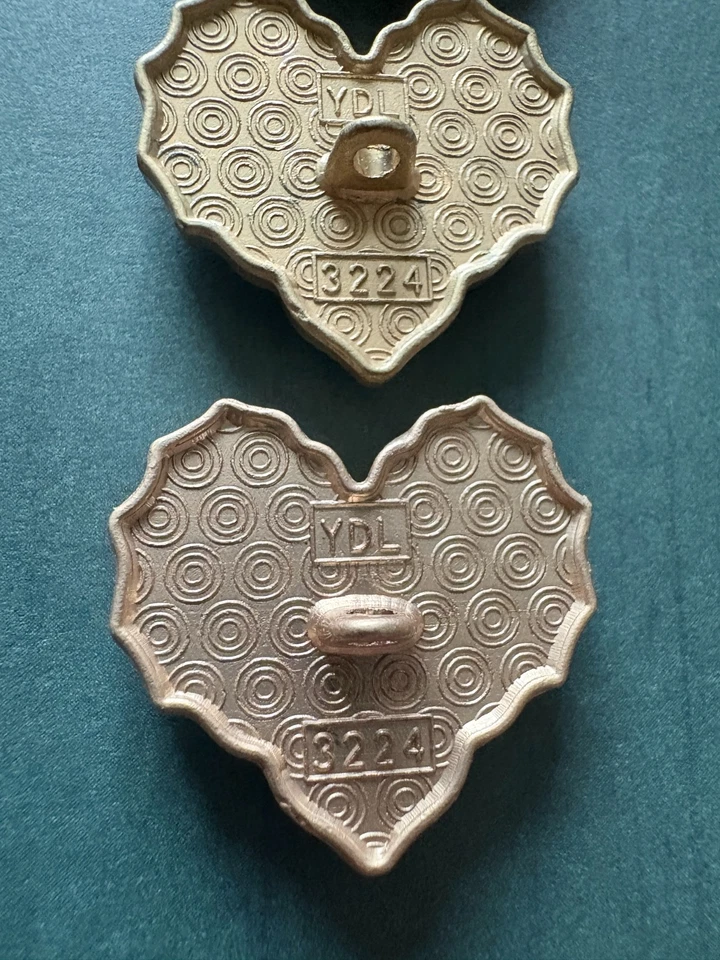 CHANEL Jagged Heart Design 2.5 cm LARGE Buttons Set of 4 Pink & Light Gold - Image 4 of 4