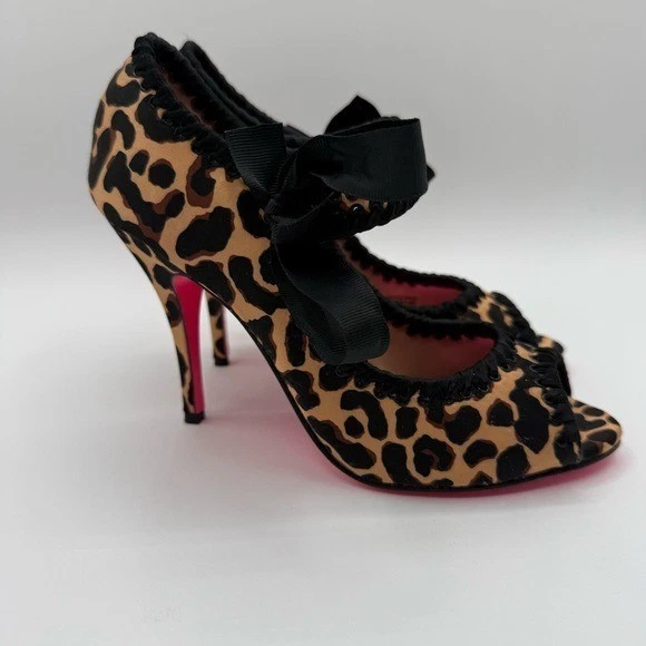 Betsey Johnson Leopard Print Peep-Toe Heels with Black Bow Size 7.5M - Image 2 of 4