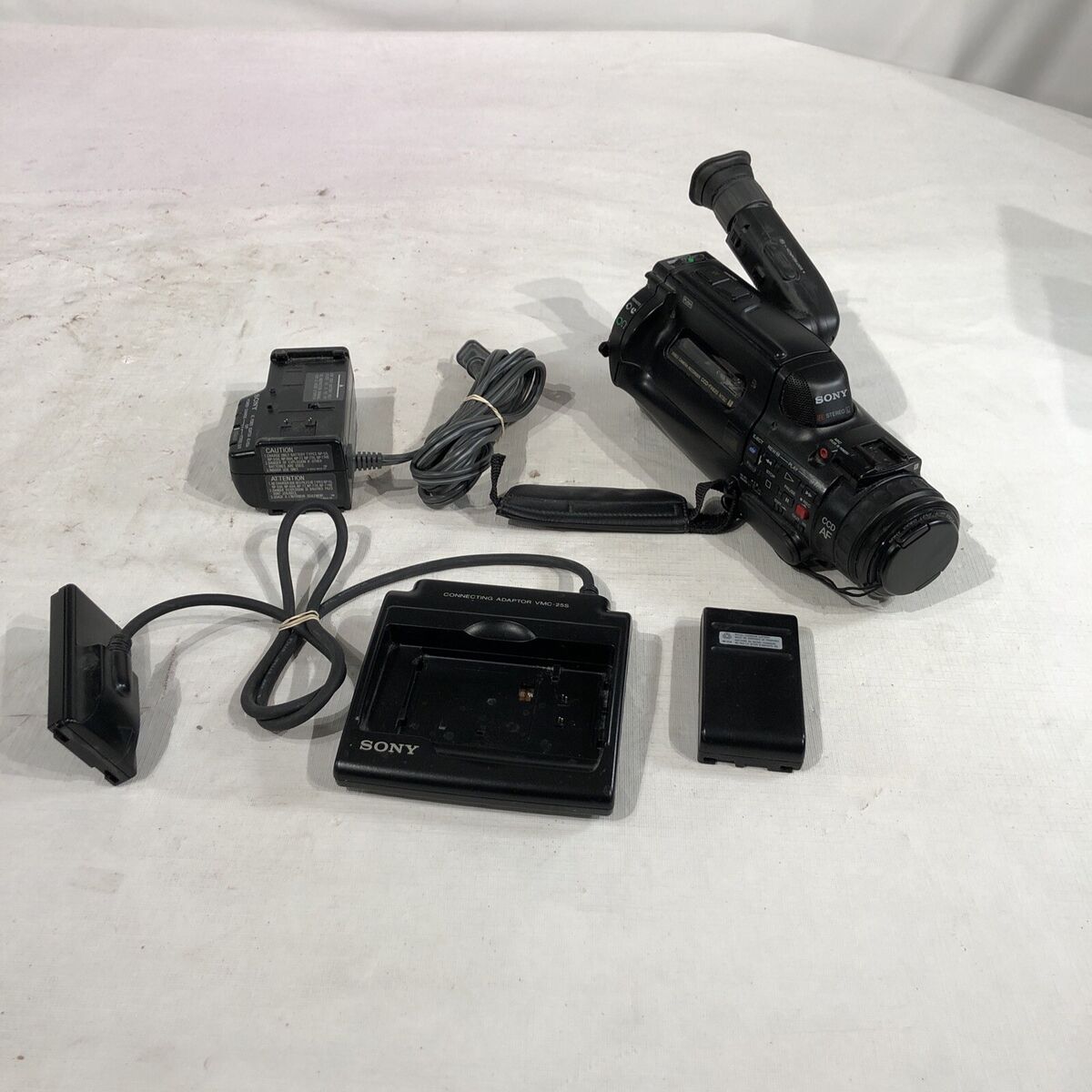 Sony 12x Handycam CCD-FX620 Hi-Fi Stereo Video 8 Camcorder Sony 12x Handycam CCD-FX620 Hi-Fi Stereo Video 8 Camcorder
