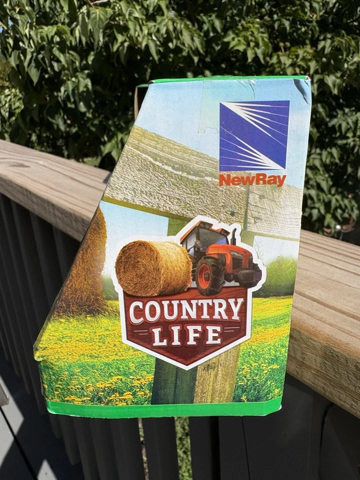 New Ray Toys 1:32 Die Cast Truck with Farm Tractor-1941 Chevy Flatbed with Farm - Image 4 of 4