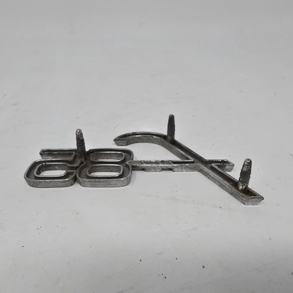 Insignia emblema guardabarros Oldsmobile 1964-1965 F-85 386408 pieza OEM Foto 3 de 4