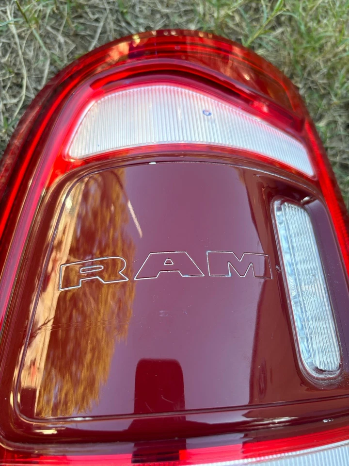 Dodge Ram 2500 3500 2019-2024 luz trasera LED derecha pasajero derecho con punto ciego OEM Foto 3 de 4