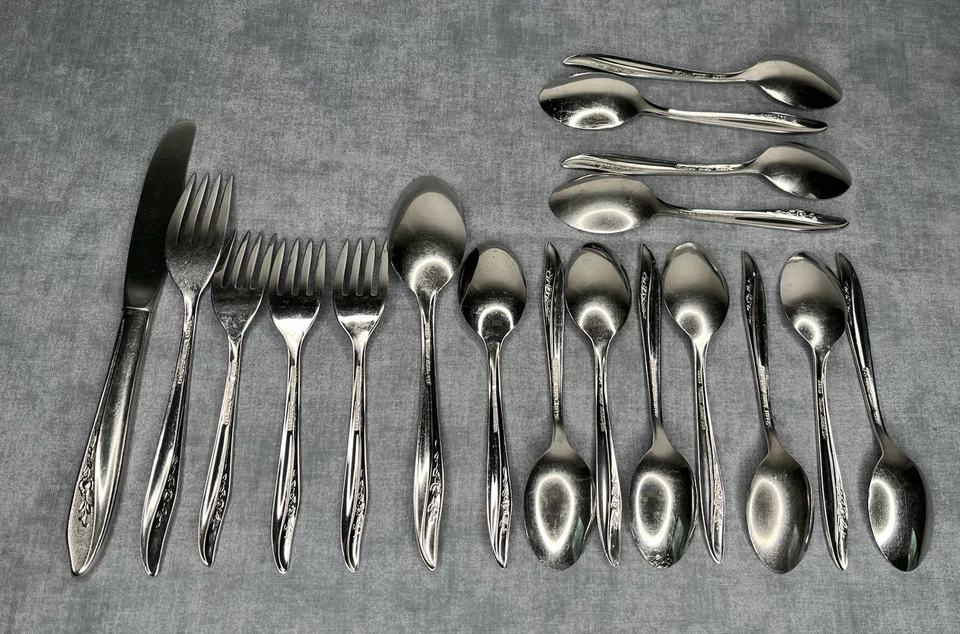 Cubiertos Sears Fashion EE. UU. Rosa Texturizada Floral Inoxidable De Colección 18 Piezas Foto 2 de 4