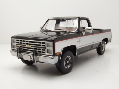 Chevrolet K10 Silverado Pick Up 1986 schwarz grau metallic 1:18 Greenlight