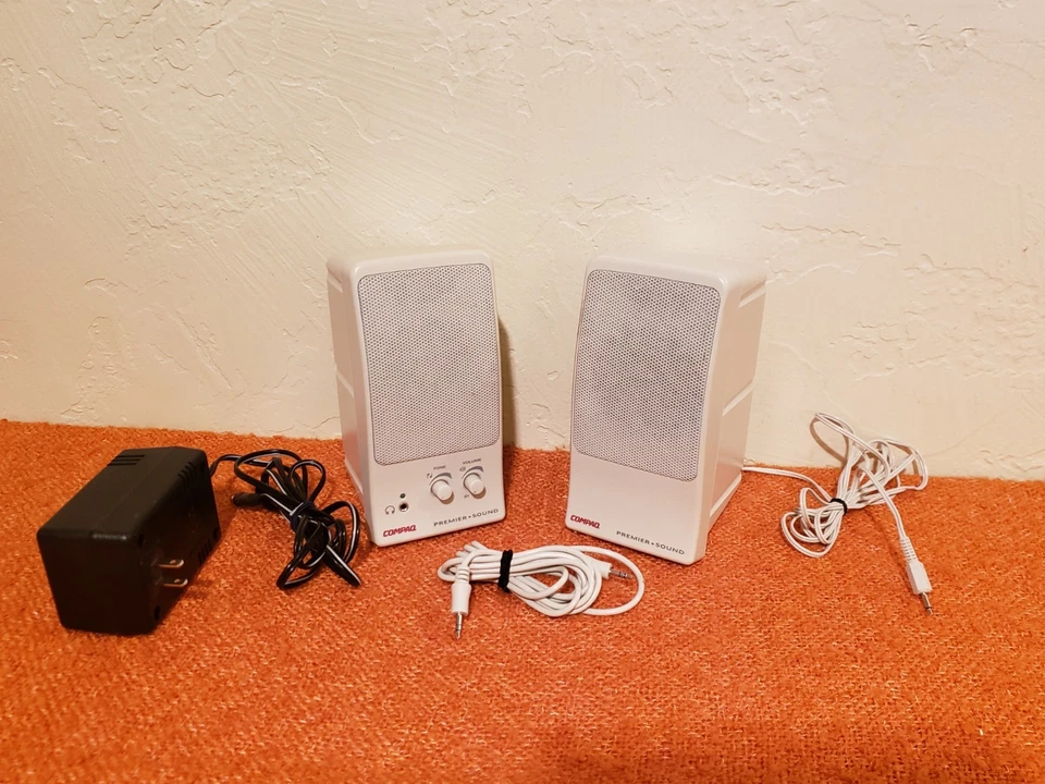 Vintage white Compaq PremierSound PS-110 Computer Speakers & keyboard – Tested - Image 2 of 4
