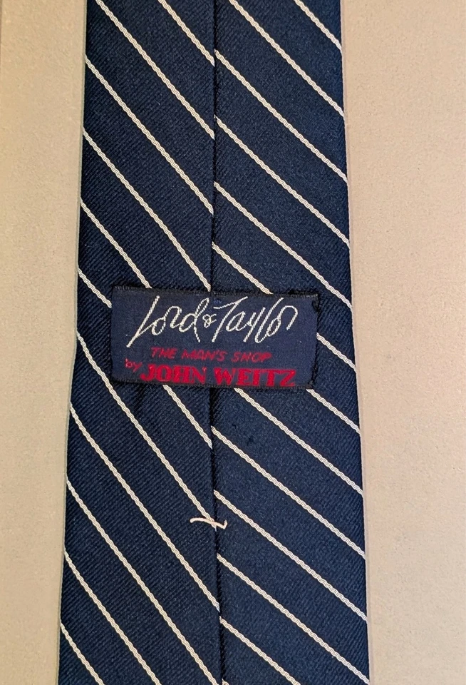 Corbata de colección John Weitz para Lord & Taylor Silk Repp en azul marino con finas rayas blancas Foto 4 de 4