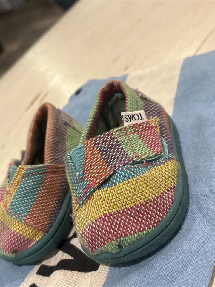 Zapatos Tiny Toms para niñas pequeñas talla 2T tela arco iris lona Foto 2 de 4