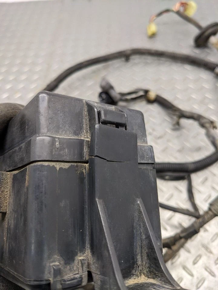 Arnés de cableado con caja de fusibles Toyota Pickup 22re 1989-1991 OEM bahía del motor F1174106 Foto 3 de 4