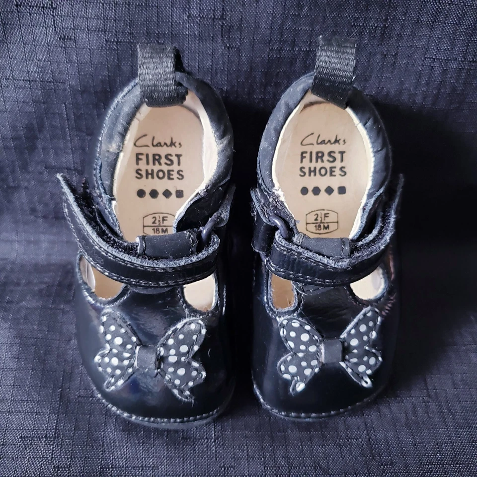 Bebé Talla 3 US Clarks First Zapatos Negro Lunares Lazo Charol Niño Pequeño Foto 4 de 4