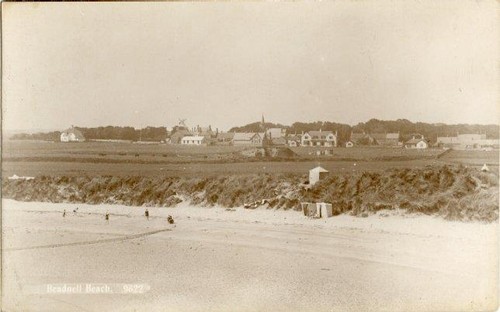ECHTFOTO-POSTKARTE VON BEADNELL BEACH (IN DER NÄHE VON SEAHOUSES) NORTHUMBERLAND, JOHNSTON