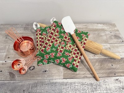 New Amish Log Cabin Pot Holders   Christmas Plaid & Bows 7x7 Set of 2 Lancaster