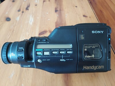 CCD-F401 Sony NTSC Kamera defekt. Geht auf und zu, mehr nicht. Div.Teile fehlen.