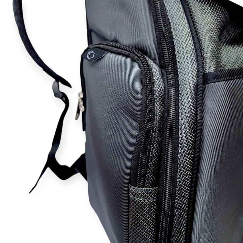 Mochila de pañales aislada unisex deportiva Fisher-Price Deluxe nueva con etiquetas | FastFinder Foto 3 de 4