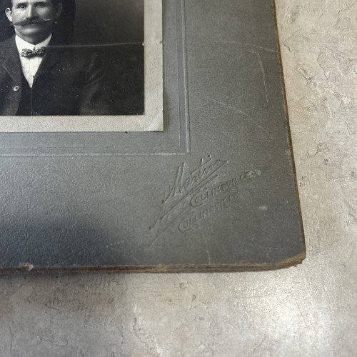 Antique Cabinet Card Portrait Handsome Men Family Early 1900’s Collinsville IL - Picture 3 of 3