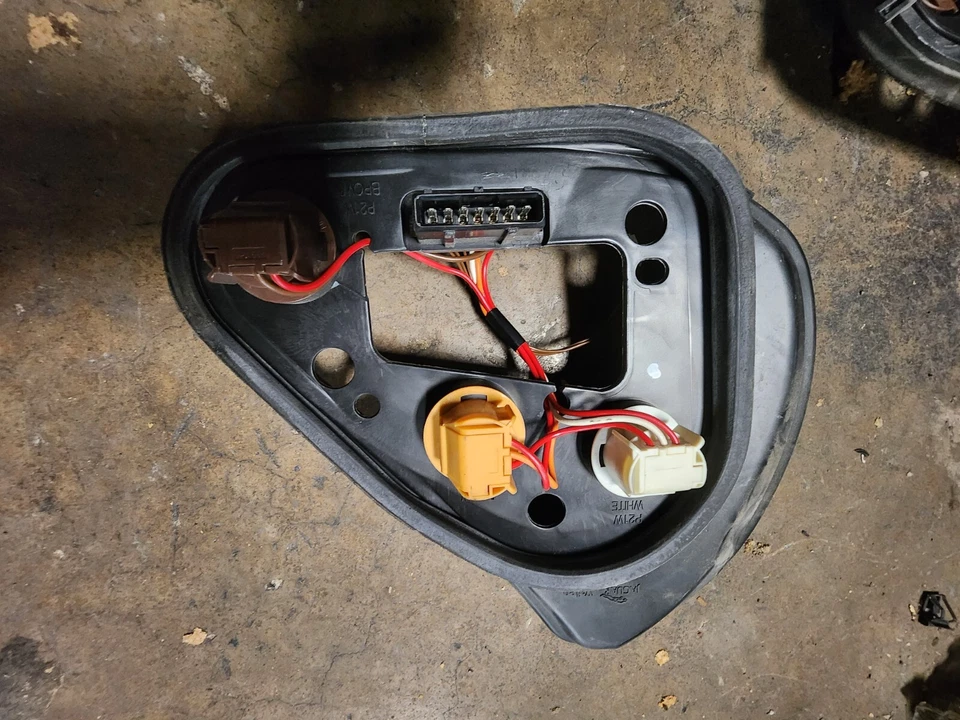 2004 05 2007 08 2009 JAGUAR XJ8 XJ8L XJR VANDEN PLAS RIGHT TAIL LIGHT BULB PLATE - Image 2 of 2