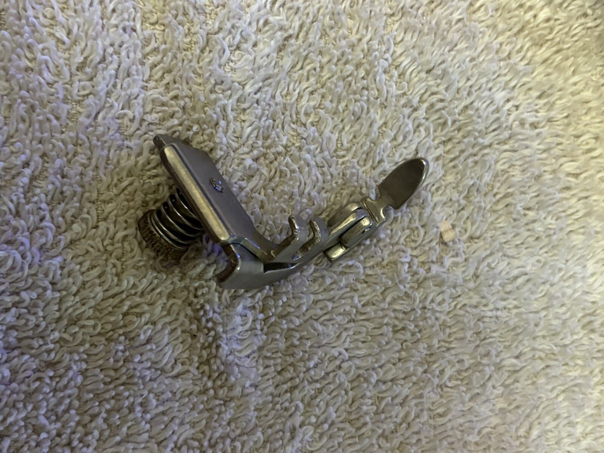 ＯＯＯ　脚部分 SINGER Zipper Foot # 161127 Fits 66, 99, 127, 128, 237, 15-30, 15