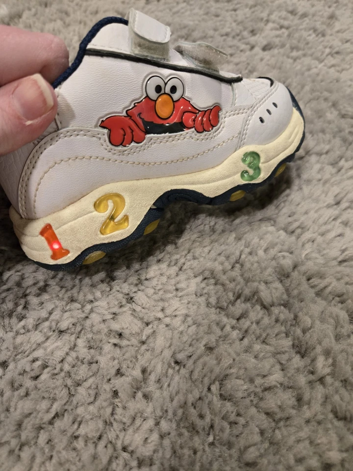 芝麻街复古蹒跚学步男孩运动鞋白色 ELMO 可收藏 8 码 — 第 4/4 张图片