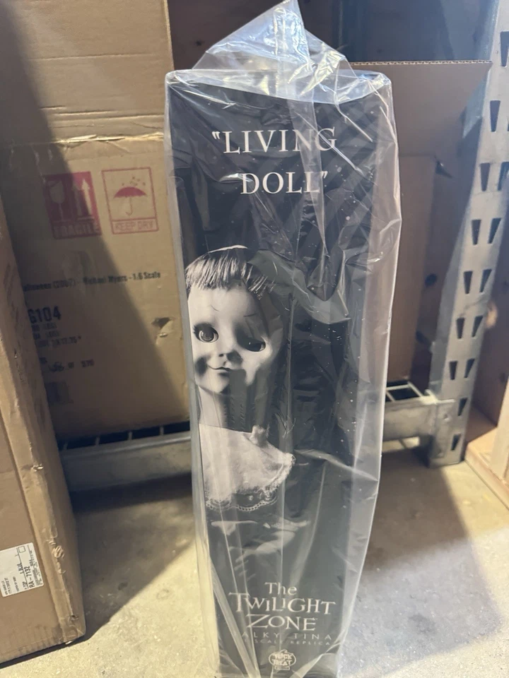 Muñeca de 21 pulgadas Trick or Treat Studios The Twilight Zone Talky Tina Foto 3 de 4