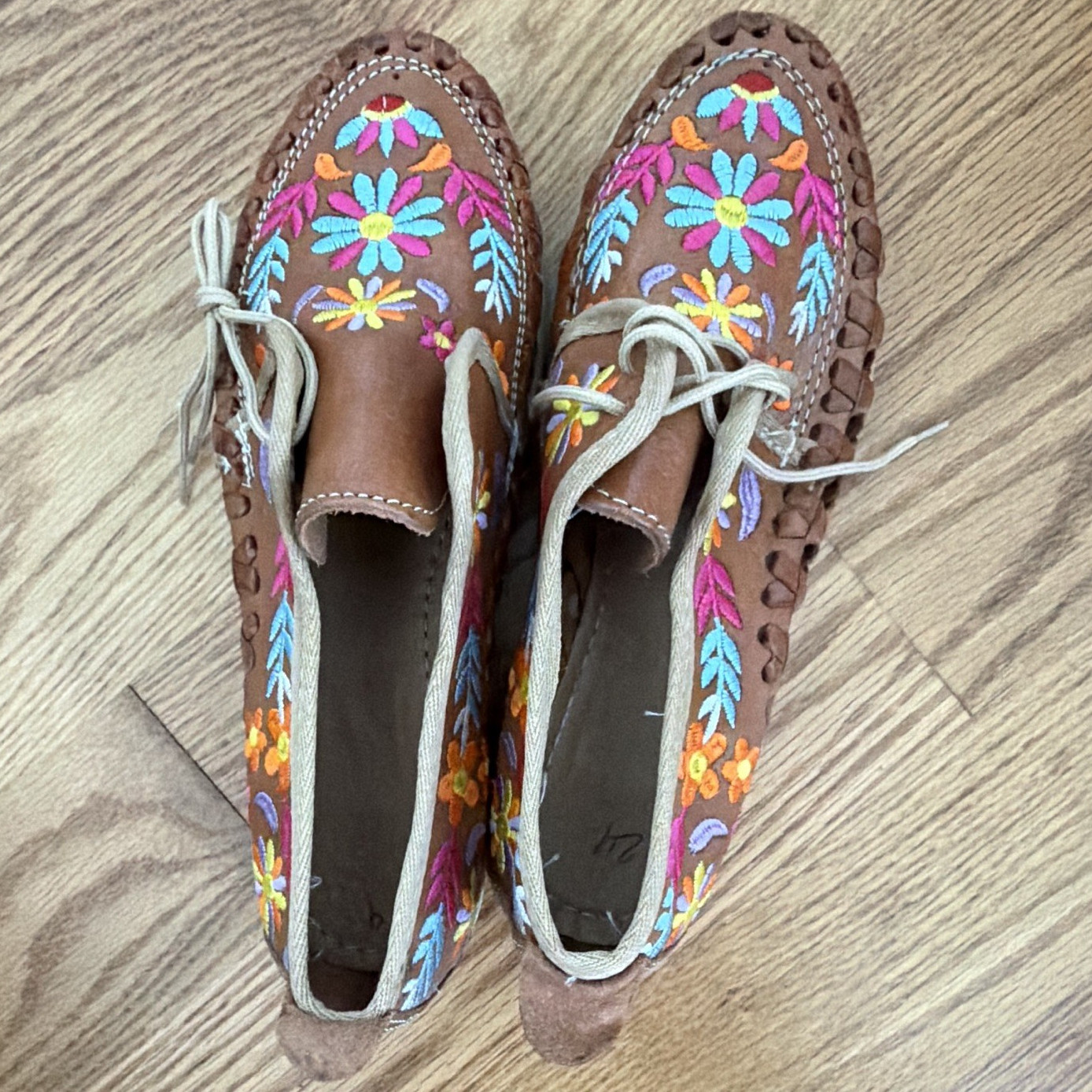 Women’s Brown Leather Moccasin Flats Tie Closure Embroidered Floral US 7