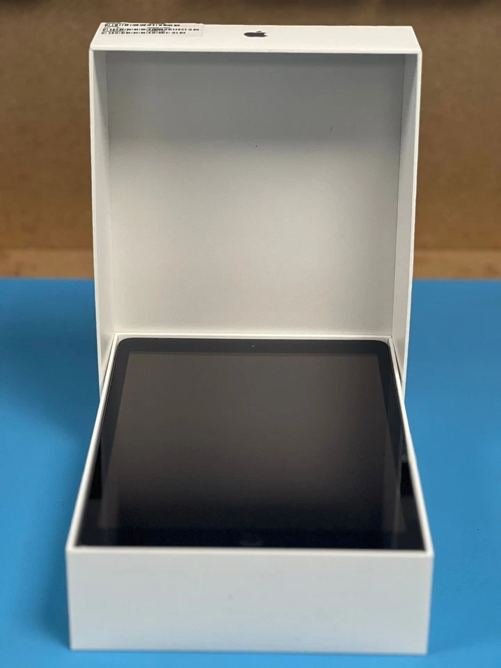 Apple iPad 7th Gen. 32GB, Wi-Fi + 4G 10.2 in - (2019)- Very Good Refurbished - Image 2 of 4