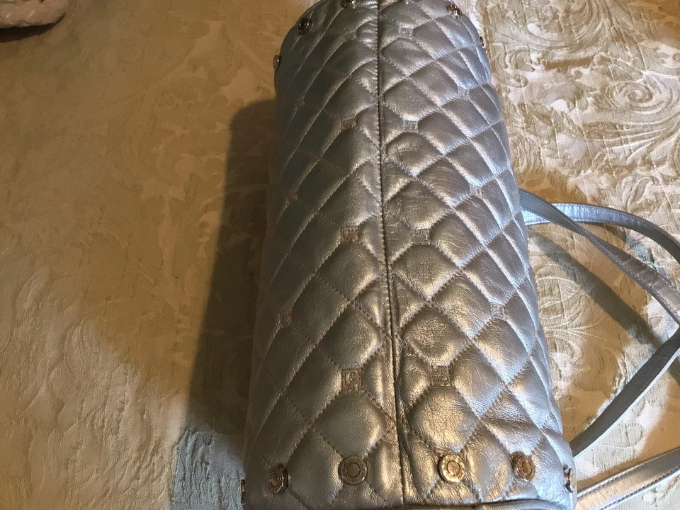 Bolso de Mano de Diseñador ST JOHN KNITS VINTAGE Cuero Genuino Plateado con Detalles Tono Plateado Foto 2 de 4