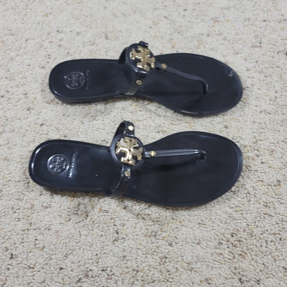 Sandalia de goma Tory Burch Miller negra dorada talla 8 Foto 2 de 4