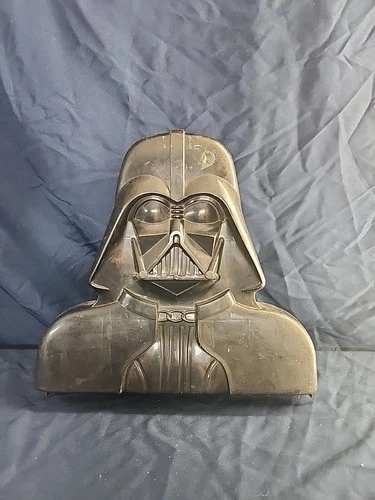 Vintage 1978 Kenner Star Wars Darth Vader Carry Case  & 32 Figures Broken Clasps