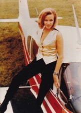 Honor Blackman Originalautogramm auf  Großfoto "James Bond"