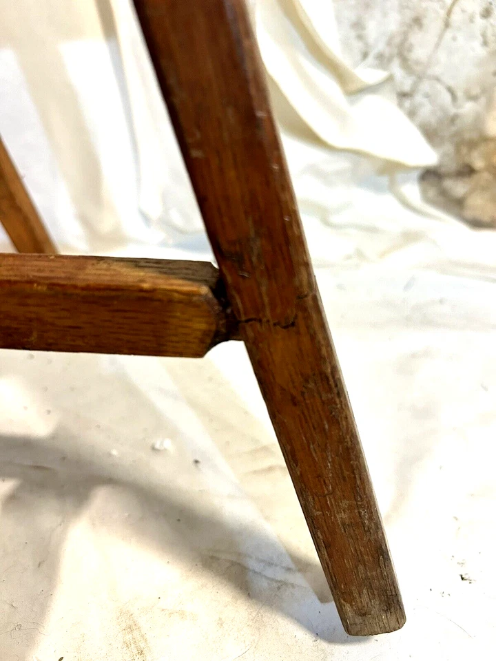 SILLA INFANTIL DE MADERA DE ROBLE VINTAGE POST SEGUNDA GUERRA MUNDIAL CON MOTIVO DE AVIÓN EN LA PARTE POSTERIOR Foto 2 de 4