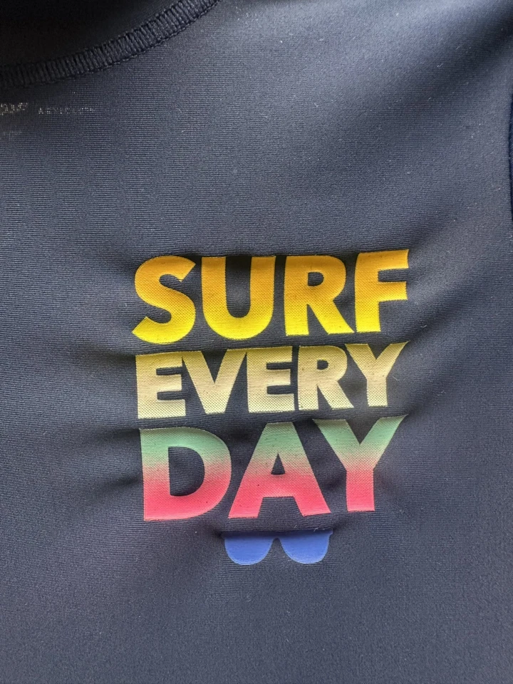 Camisa de natação Oshkosh B'Gosh "Surf Every Day" azul marinho manga curta tamanho 3T nova - Imagem 2 de 4