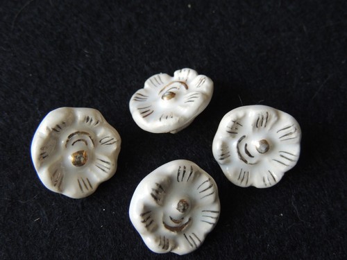 4 beaux boutons en céramique blancs Créateur hauteur couture mode collection - Picture 1 of 2