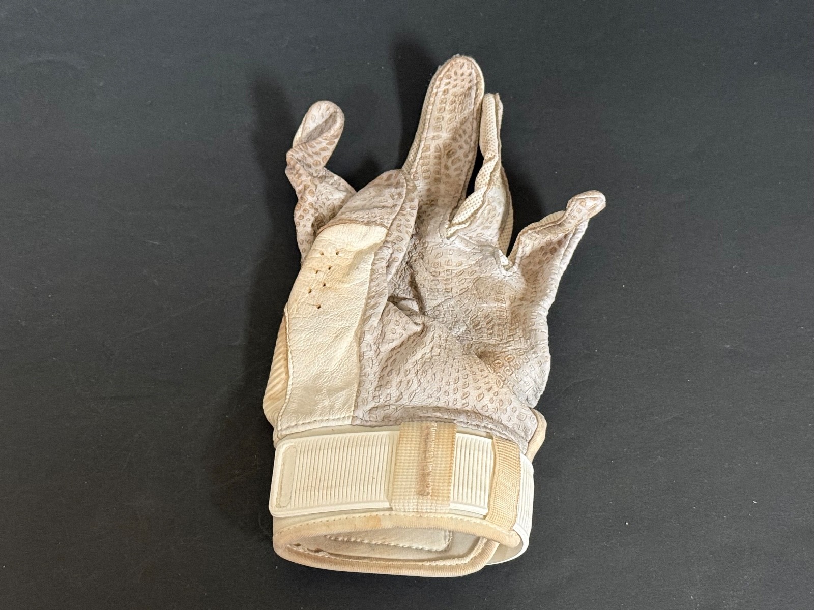 Brandon Winokur Twins Signed 2025 Game Used Batting Glove Beckett Witness