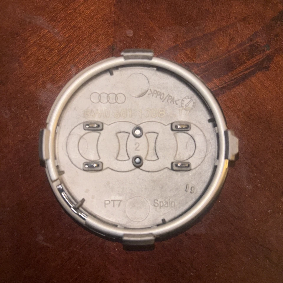 Tapa central rueda OEM Audi A3 A4 A5 A6 A7 A8 Q3 S3 61 mm grafito negro 8W0601170 Foto 2 de 3