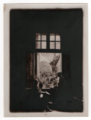 anonymes Foto Snapshot 1900 Gegenlicht zum Fenster - hell dunkel