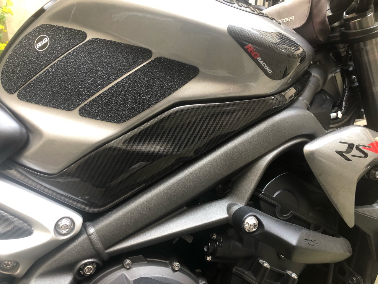 Caches sous réservoir Triumph Street Triple 765 RS en carbone brillant haut de gamme
