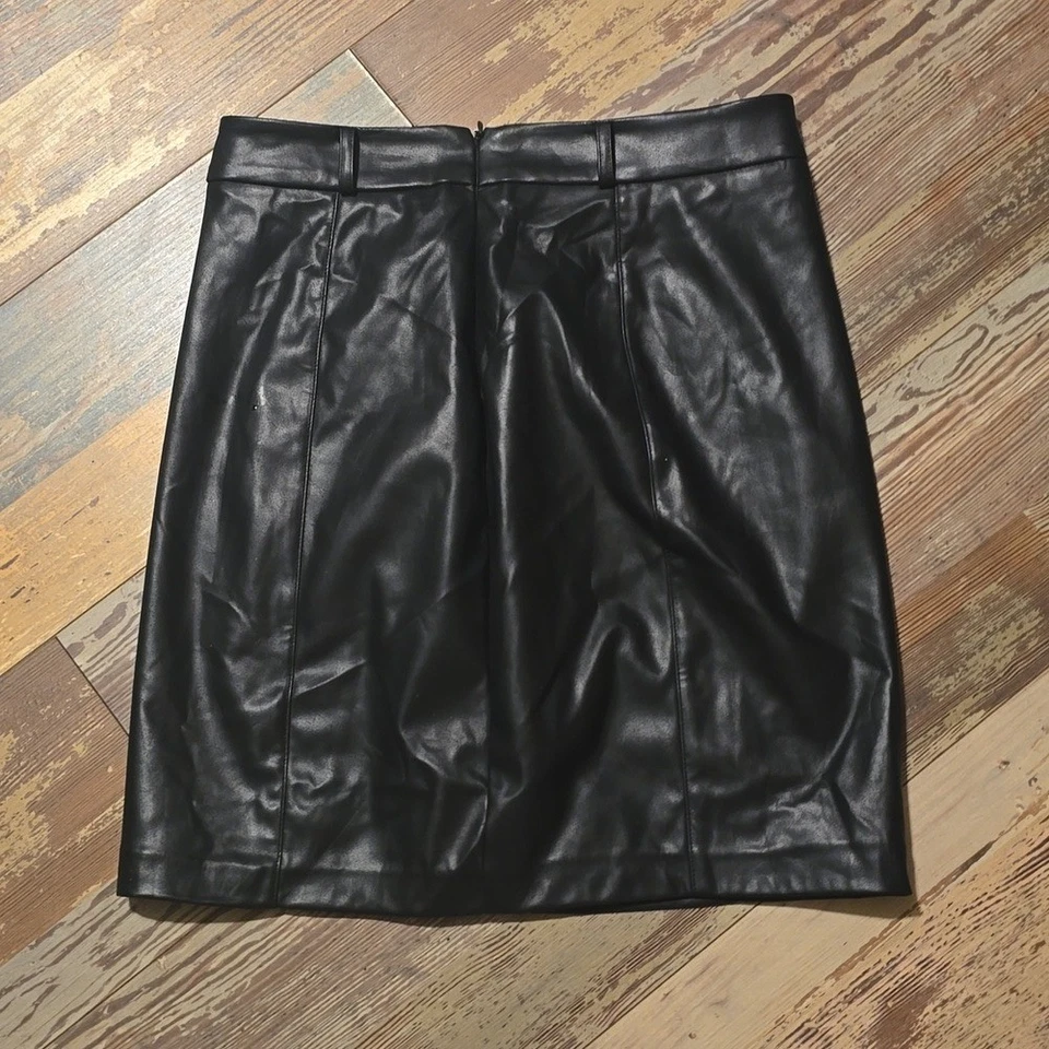 Falda de imitación de cuero negra Calvin Klein talla 6P Foto 3 de 4